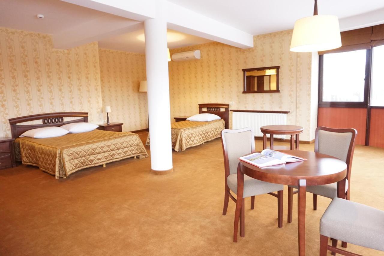 Hotel Mistral Marki  Exteriér fotografie
